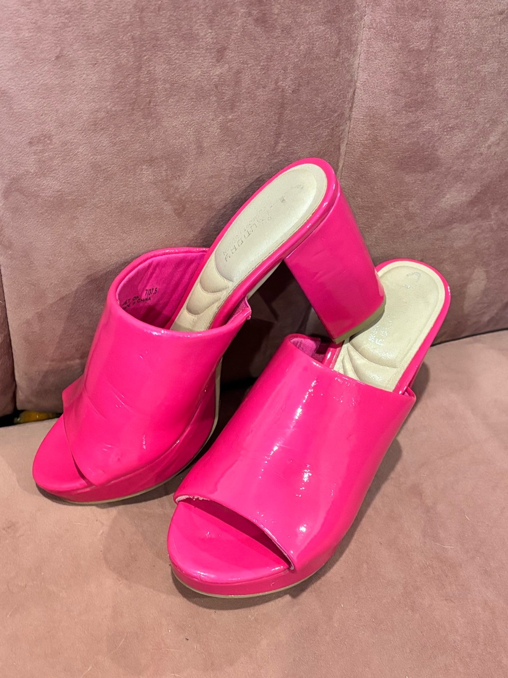 Women’s Open-Toe Block Heel Mules in Hot Pink